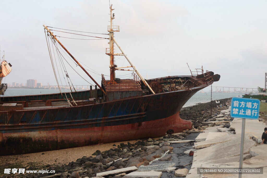湛江搁浅旧船于岸边景象