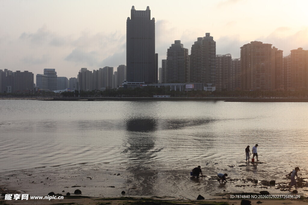 湛江夕阳下的城市河畔风光