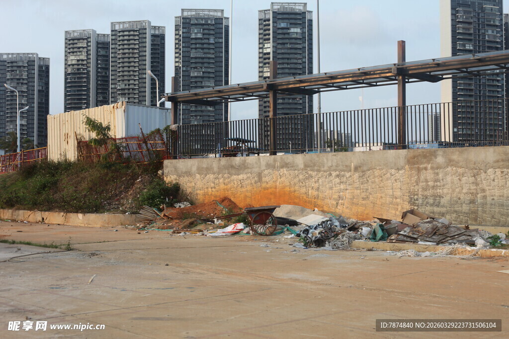 湛江工厂旁垃圾堆积场景
