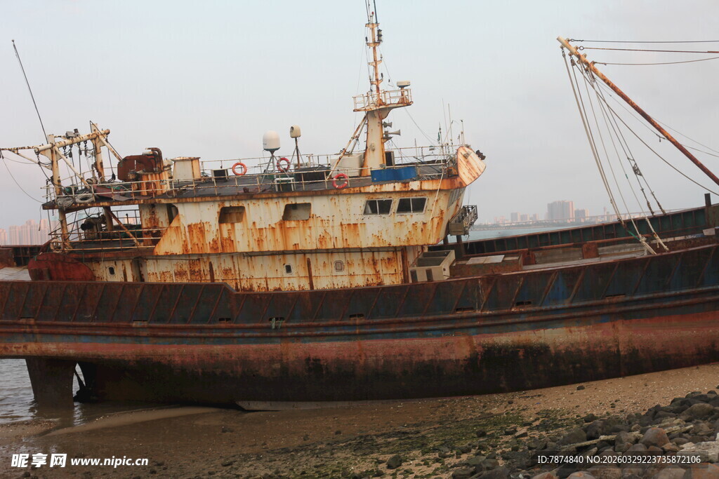 湛江搁浅的老旧渔船