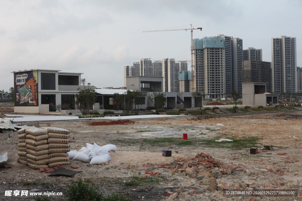 湛江城市建设中的空地场景