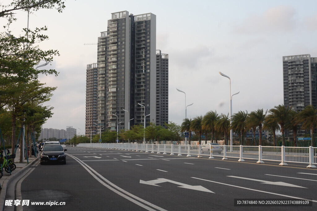湛江城市宽阔道路与高楼景观