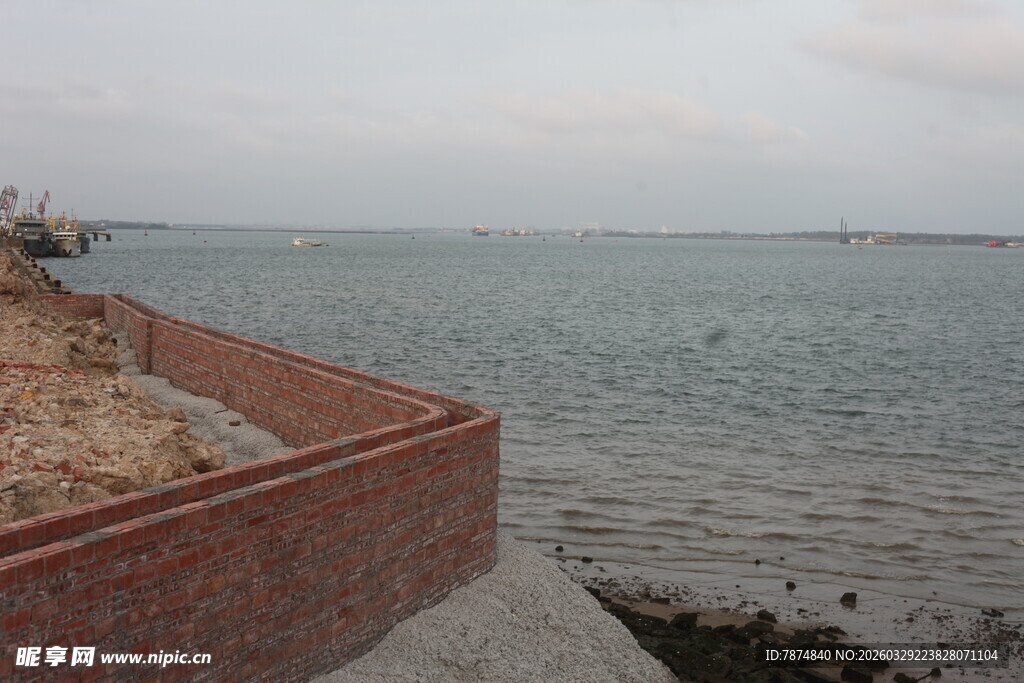 湛江海边红砖墙与开阔水域