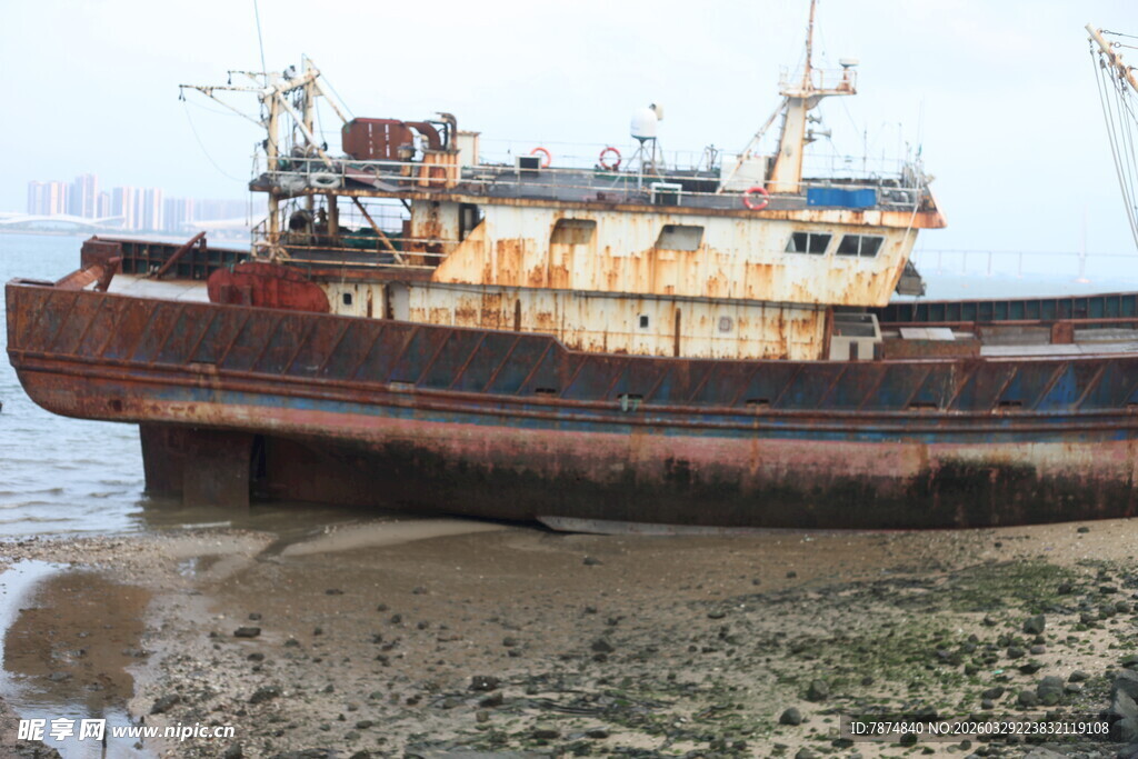 湛江搁浅旧船于滩涂