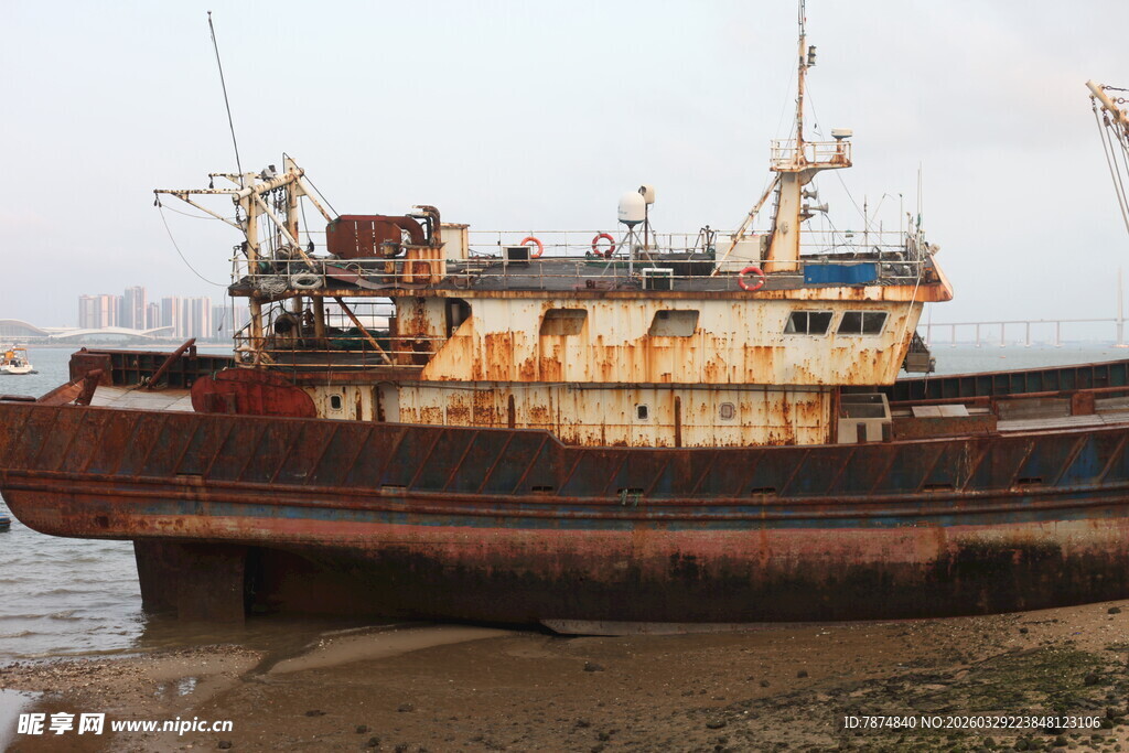 湛江搁浅旧船于海边景象