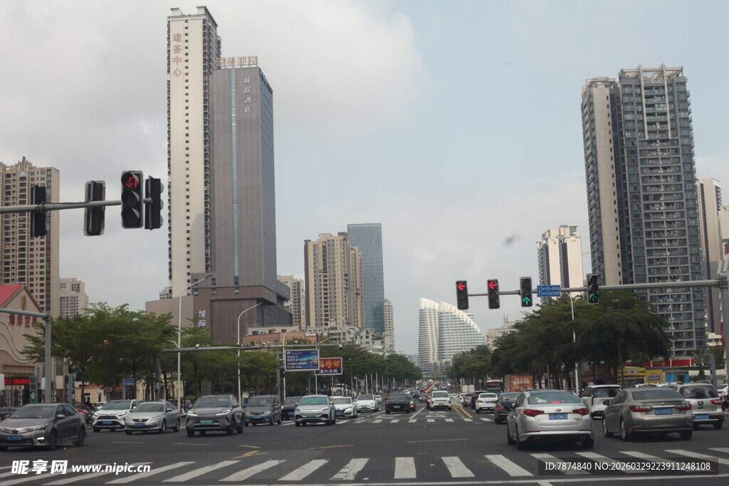 湛江城市繁华路口景象