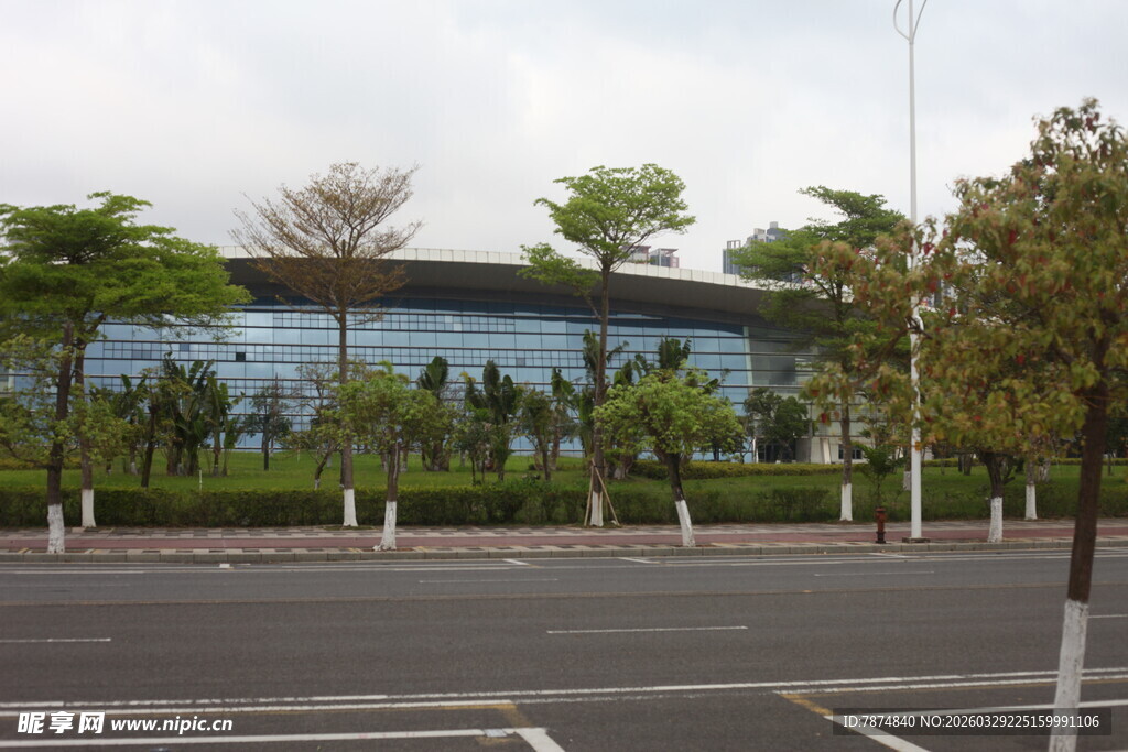 湛江现代建筑前的开阔停车场