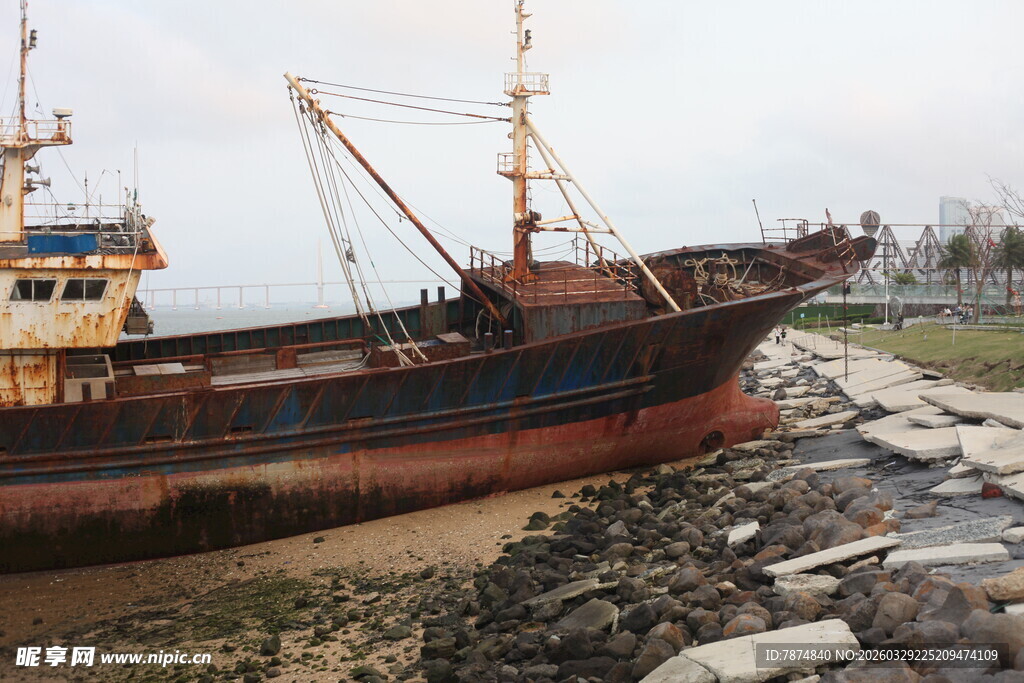 湛江搁浅渔船靠岸景象