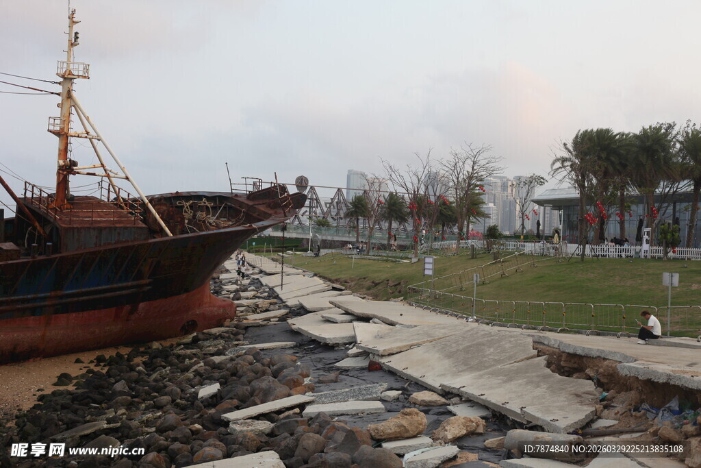 湛江岸边老旧船只与宁静风景
