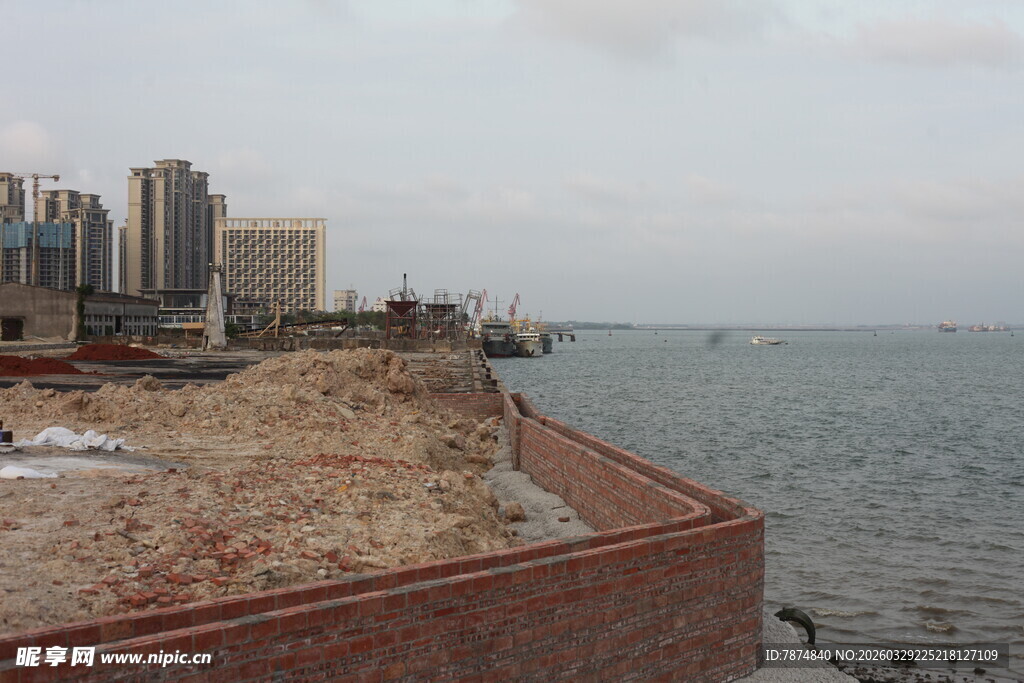 湛江城市海边未完工的岸堤景观