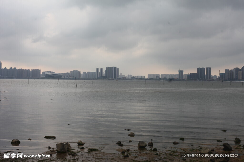 湛江城市湖畔阴天景象