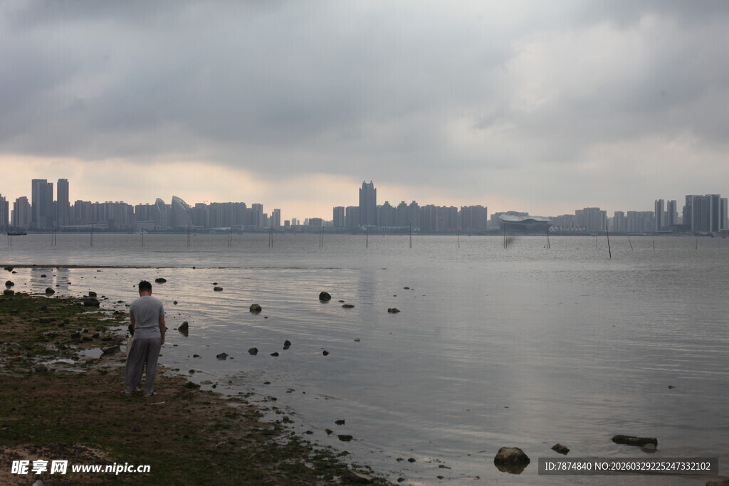 湛江阴天湖畔城市景观
