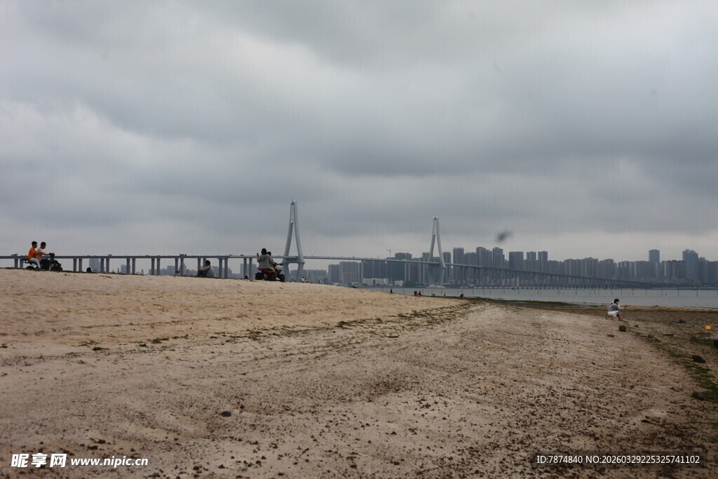 湛江江边开阔地与远处城市景观