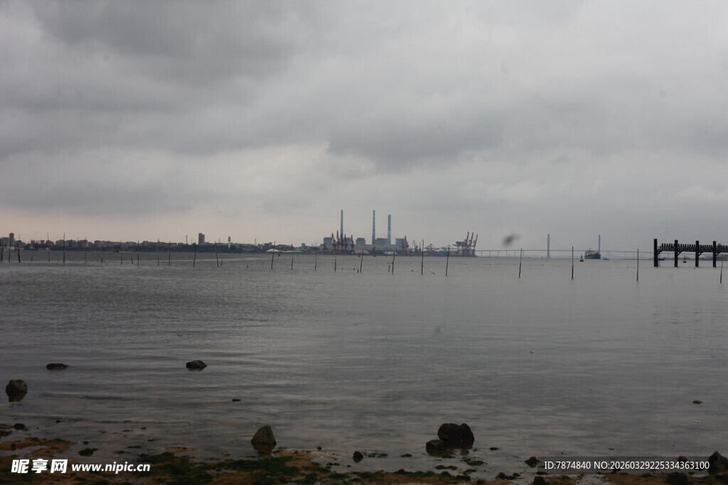 湛江阴天海岸与远处桥梁景观
