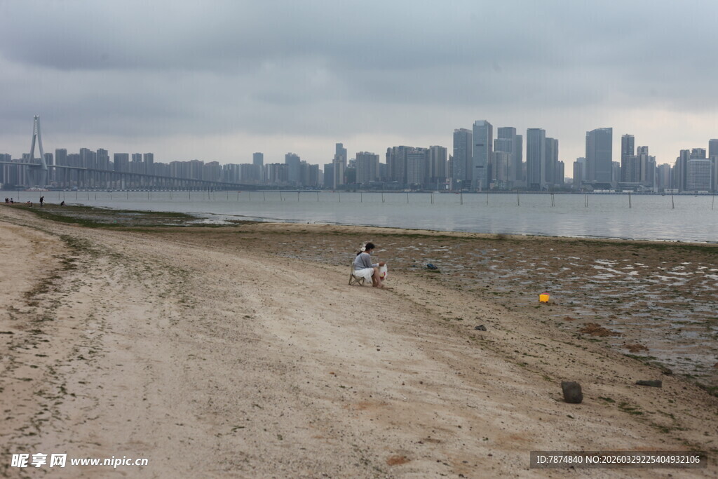 湛江城郊土路远眺城市天际线