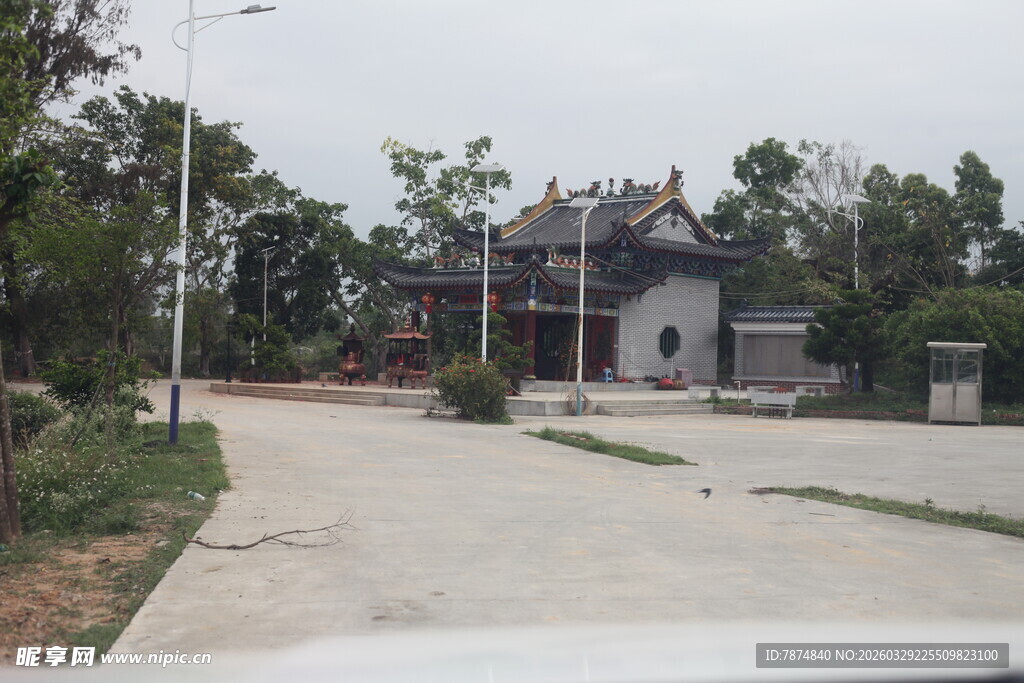 湛江乡村小道旁的中式传统建筑