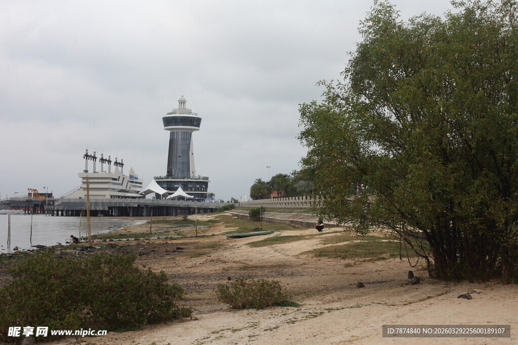 湛江海滨灯塔与岸边绿树景观