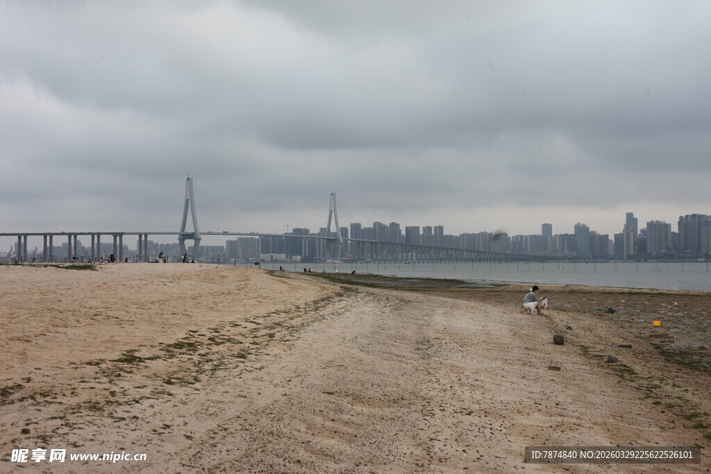 湛江城郊荒地望城市天际线