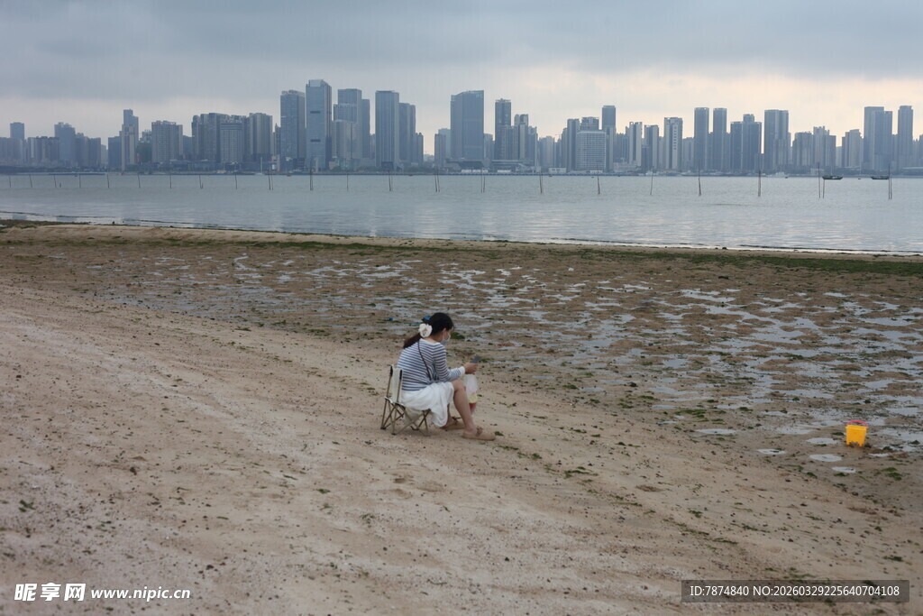 湛江海边独坐的人