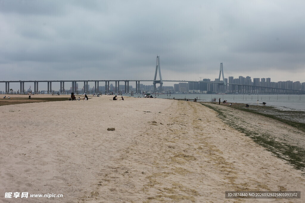 湛江海滨大桥景色 沙滩延绵