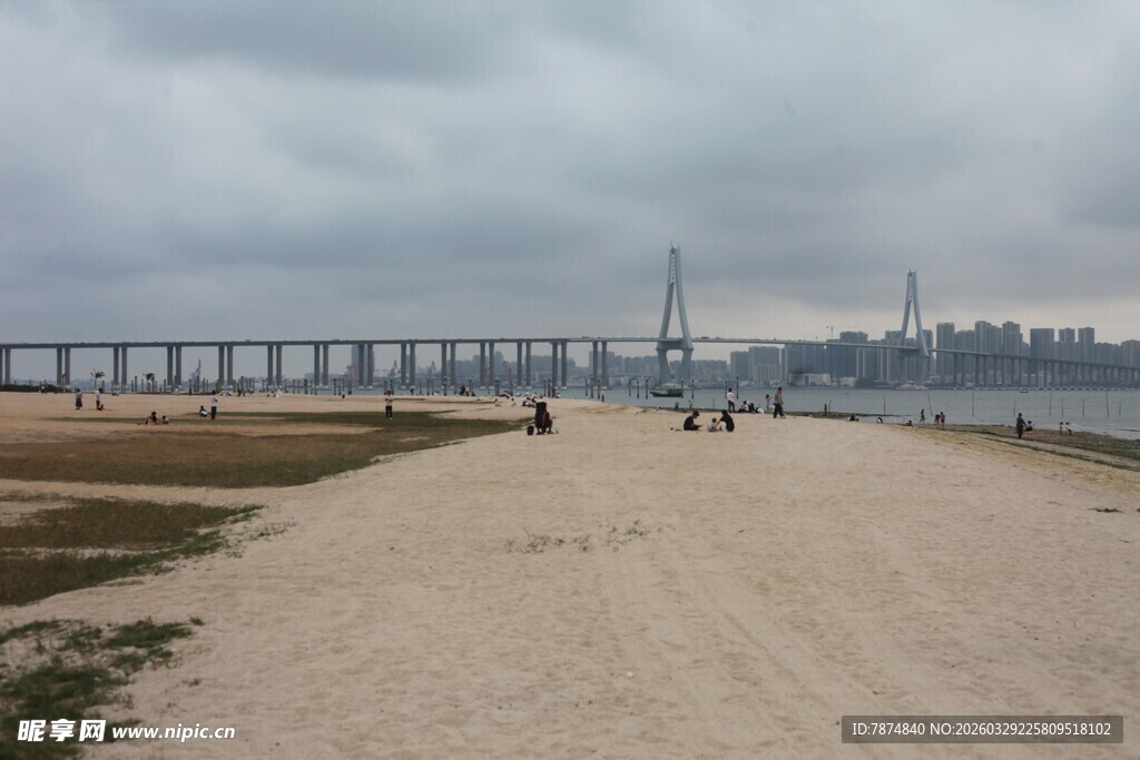湛江海滨大桥下的漫步场景