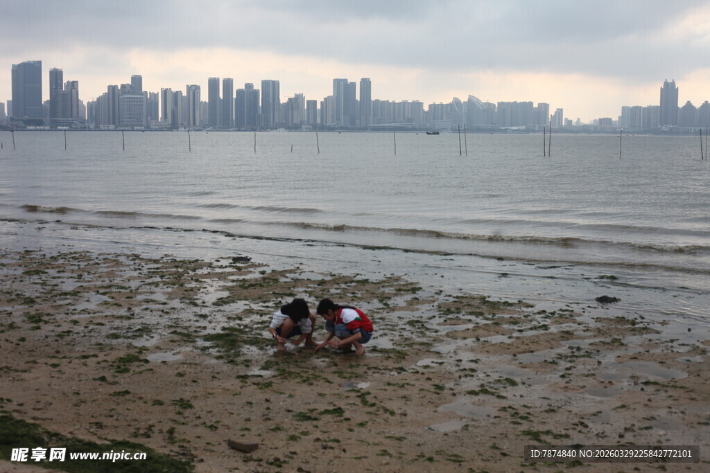 湛江海边孩童嬉戏的美好场景