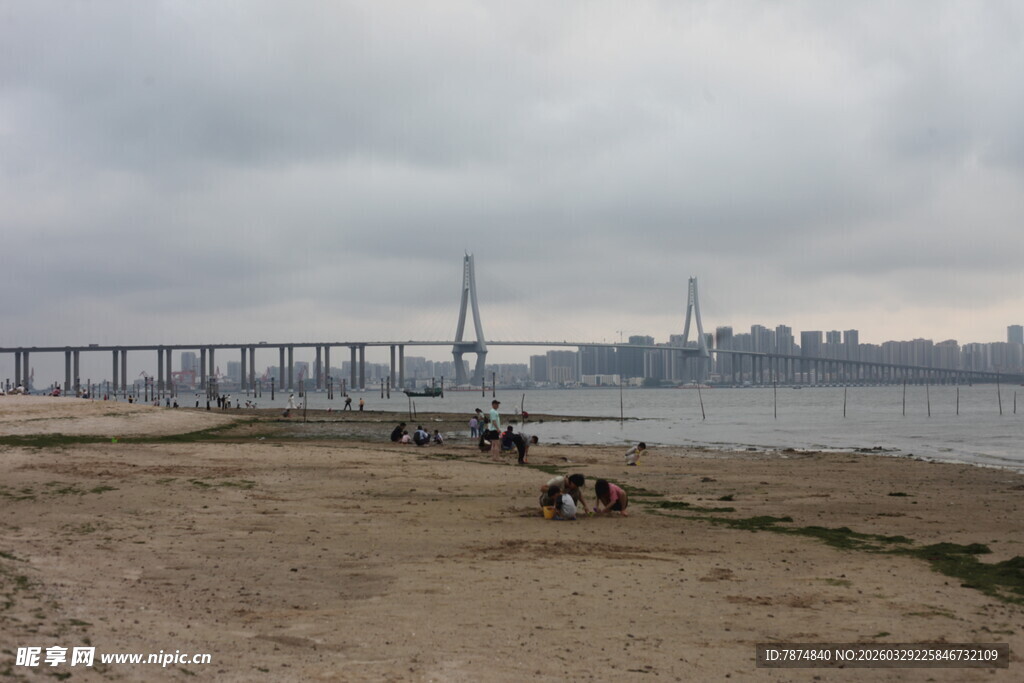 湛江江边大桥下的休闲场景
