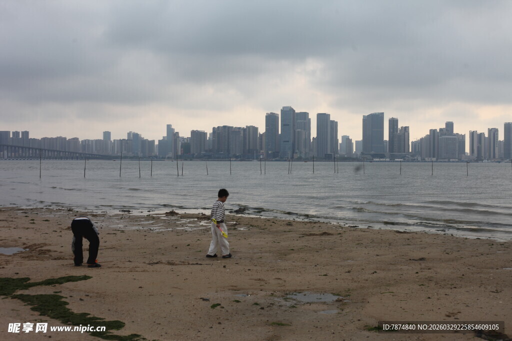 湛江海滨城市沙滩上的漫步身影