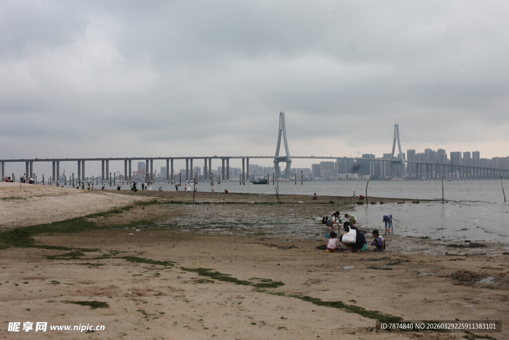 湛江海边江景下的悠闲场景