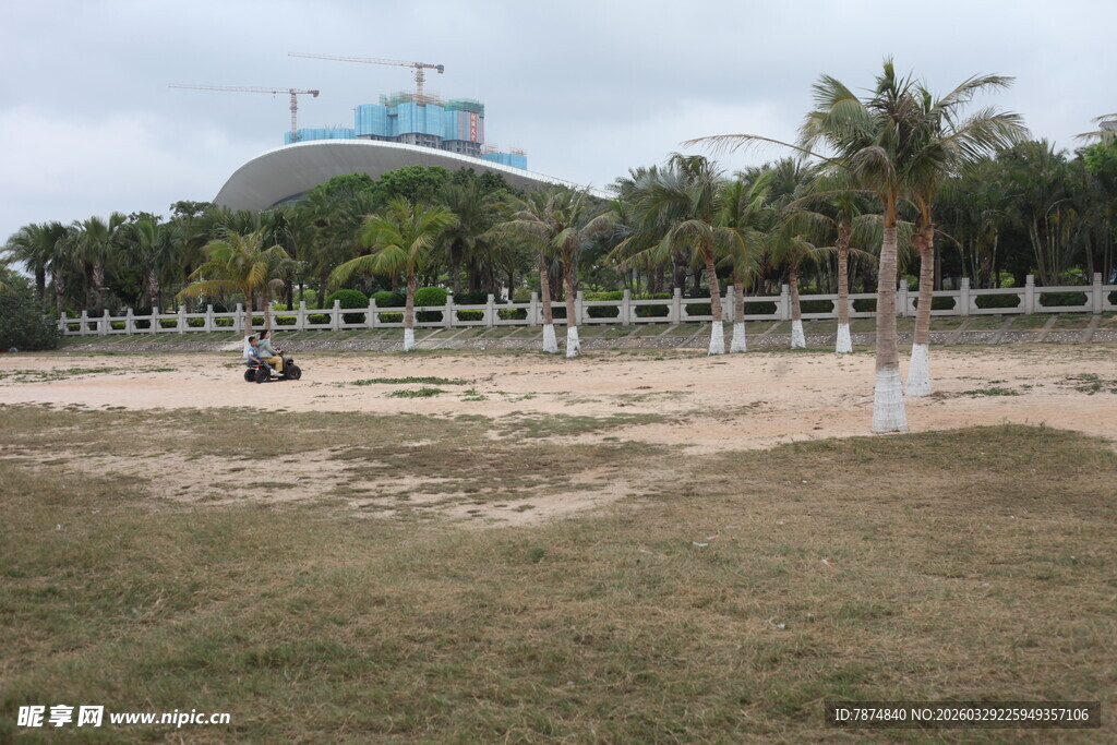 湛江海滩边的开阔场地与建筑