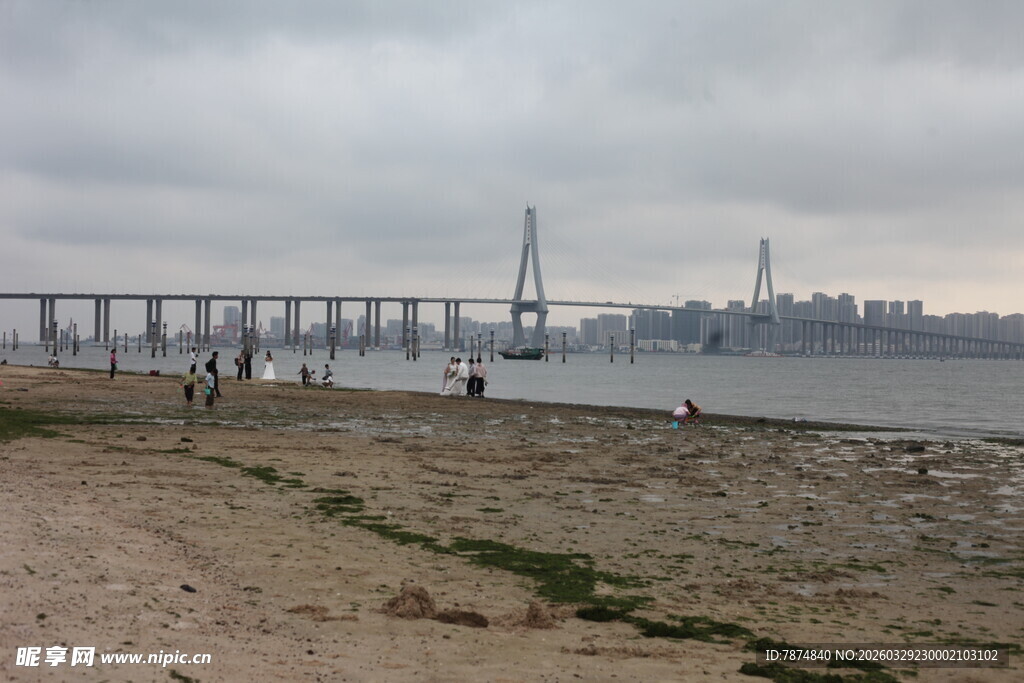 湛江海滨大桥下的休闲场景