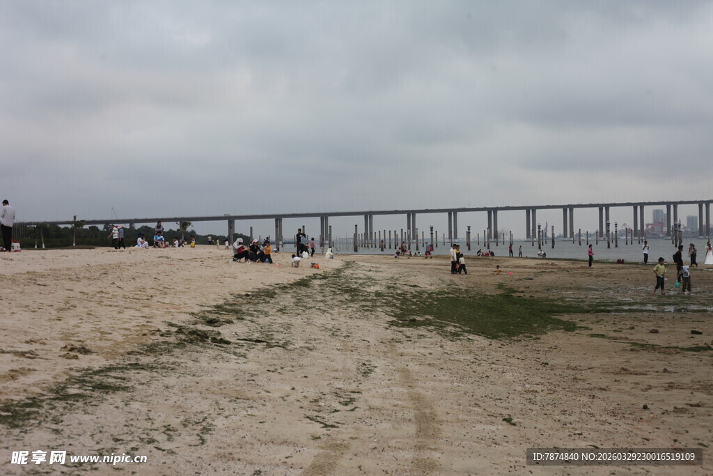 湛江海滨沙滩上的延伸长桥