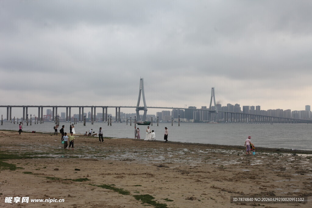 湛江海滨大桥下的休闲场景