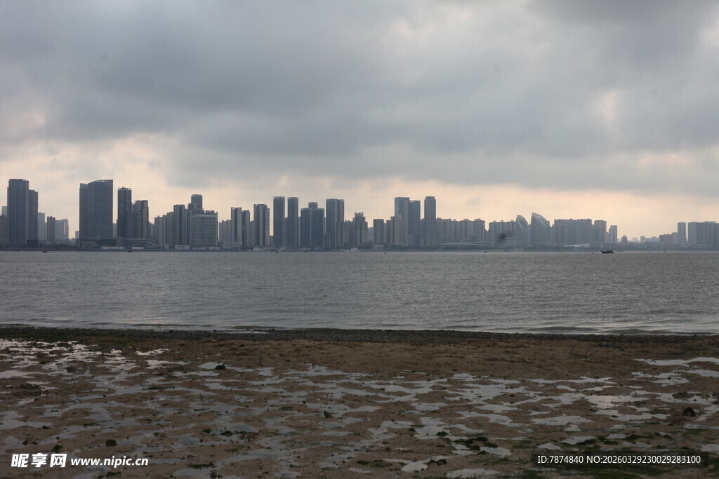 湛江城市天际线与水边景观