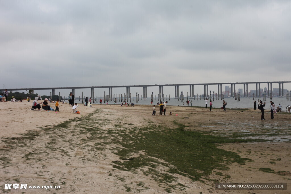 湛江海滨长桥沙滩热闹景象