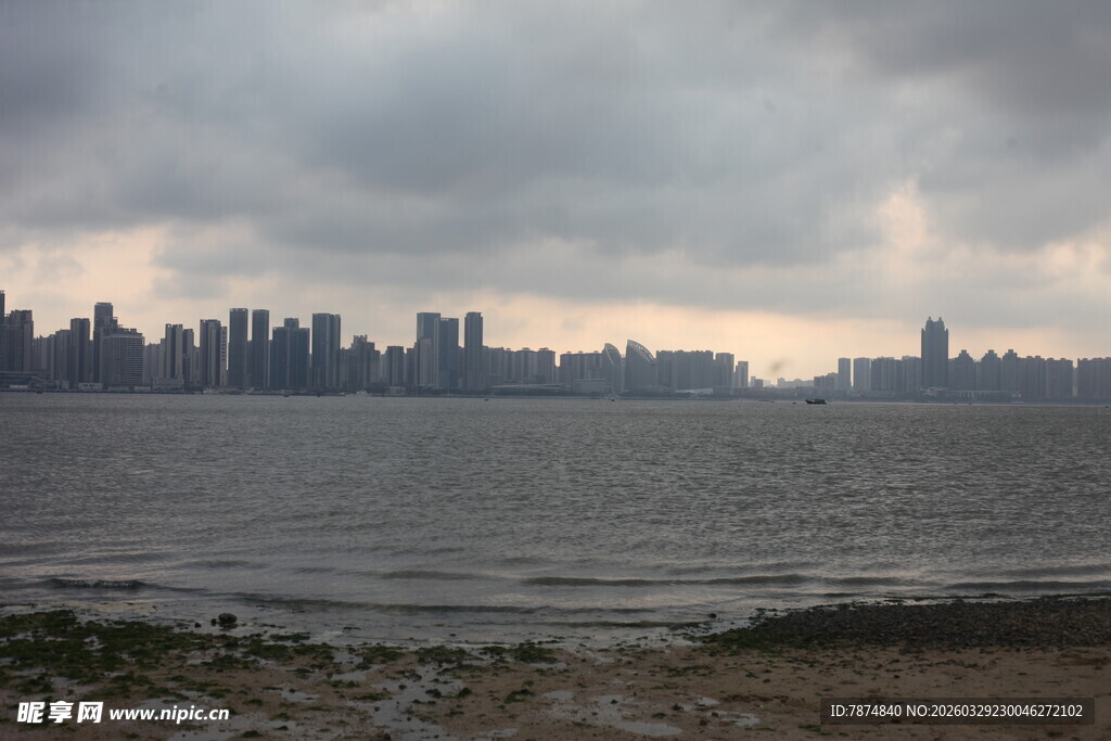 湛江城市水岸 阴云下的天际线