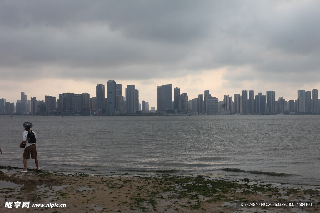 湛江江边城市景观与拍照者