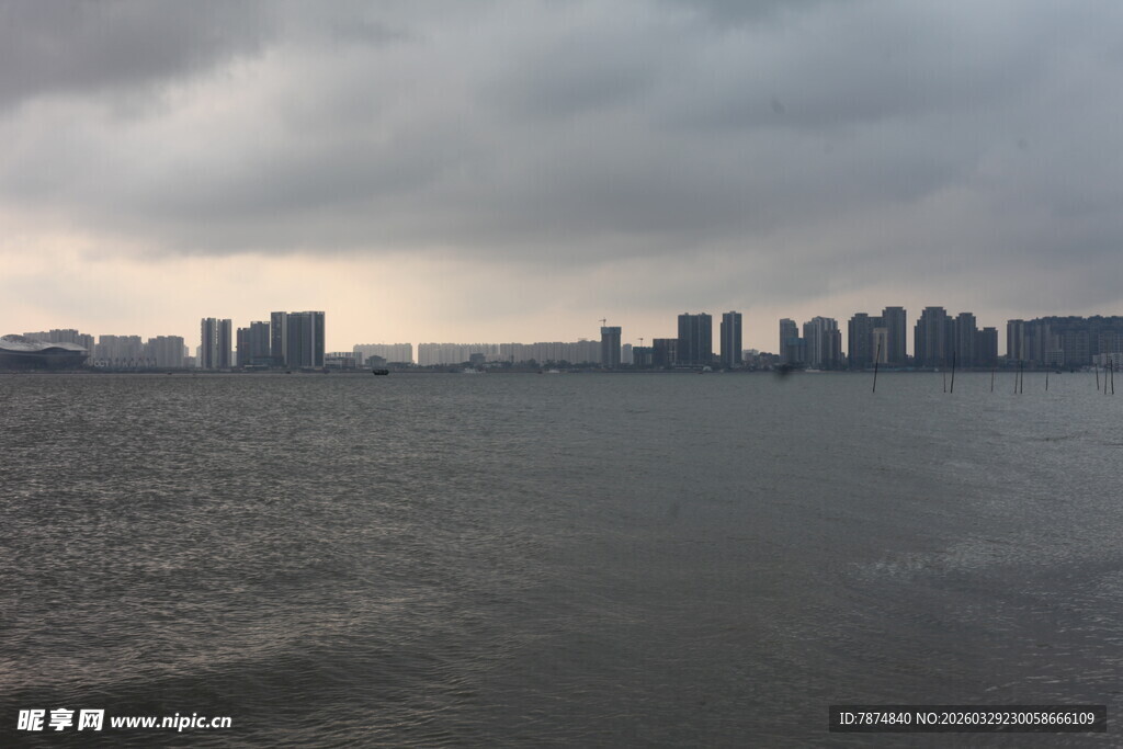 湛江阴天城市海岸线景观