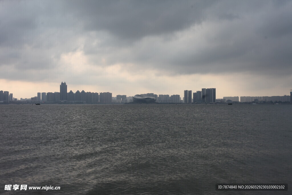湛江乌云笼罩下的城市与水域