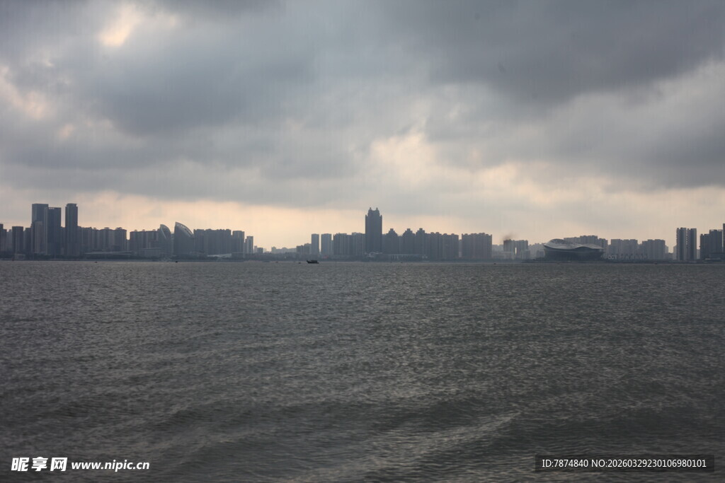 湛江城市江畔阴云下的壮阔景象