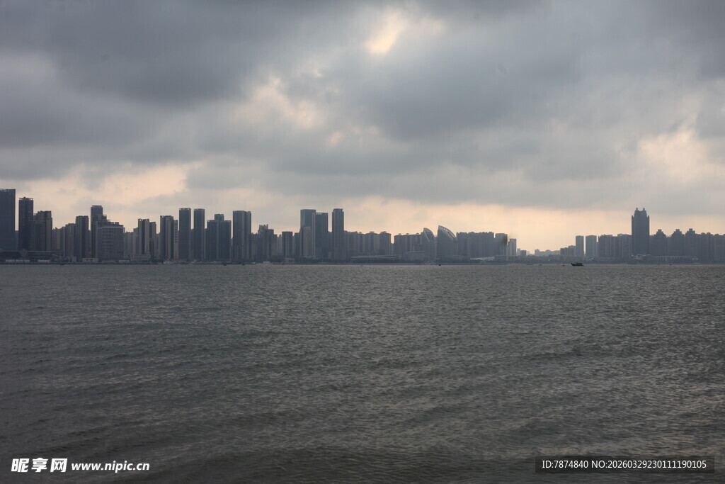 湛江城市天际线与水面景观