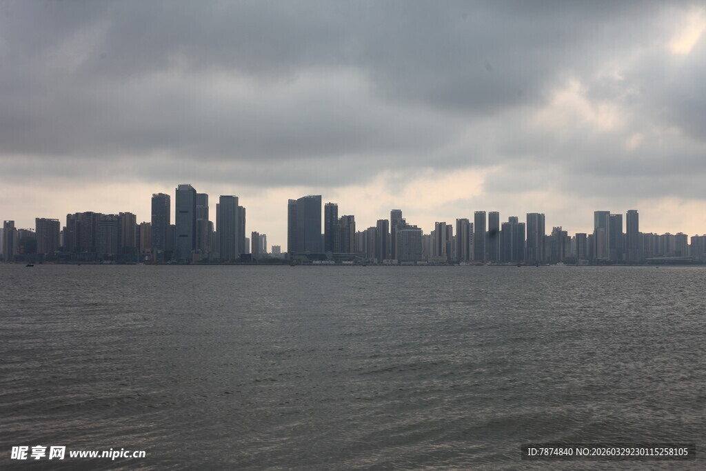 湛江城市天际线与辽阔水域景观