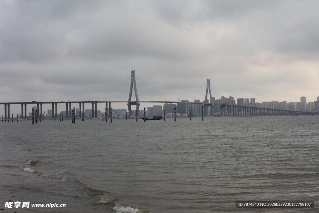 湛江海上大桥与城市天际线