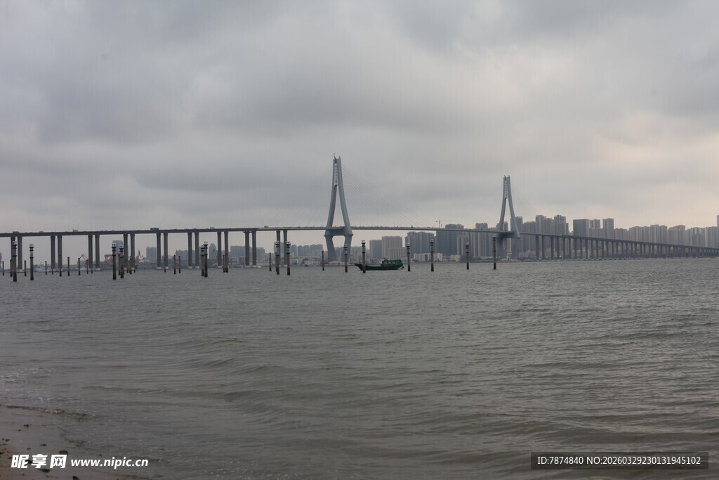 湛江江上大桥横跨云雾之中