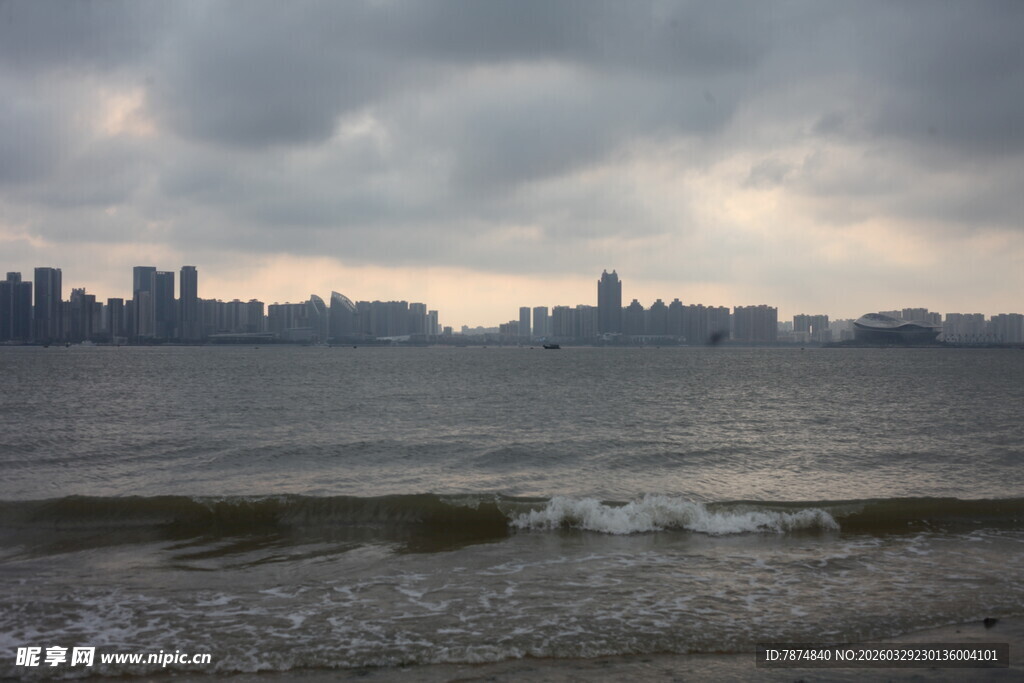 湛江海滨城市天际线与海浪