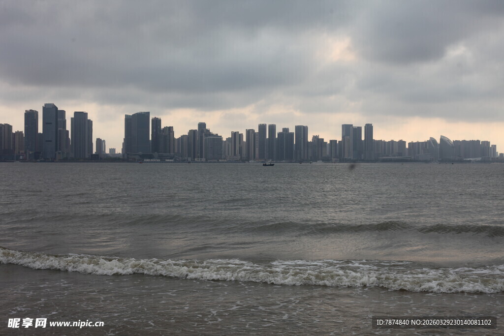 湛江海滨城市天际线与海浪