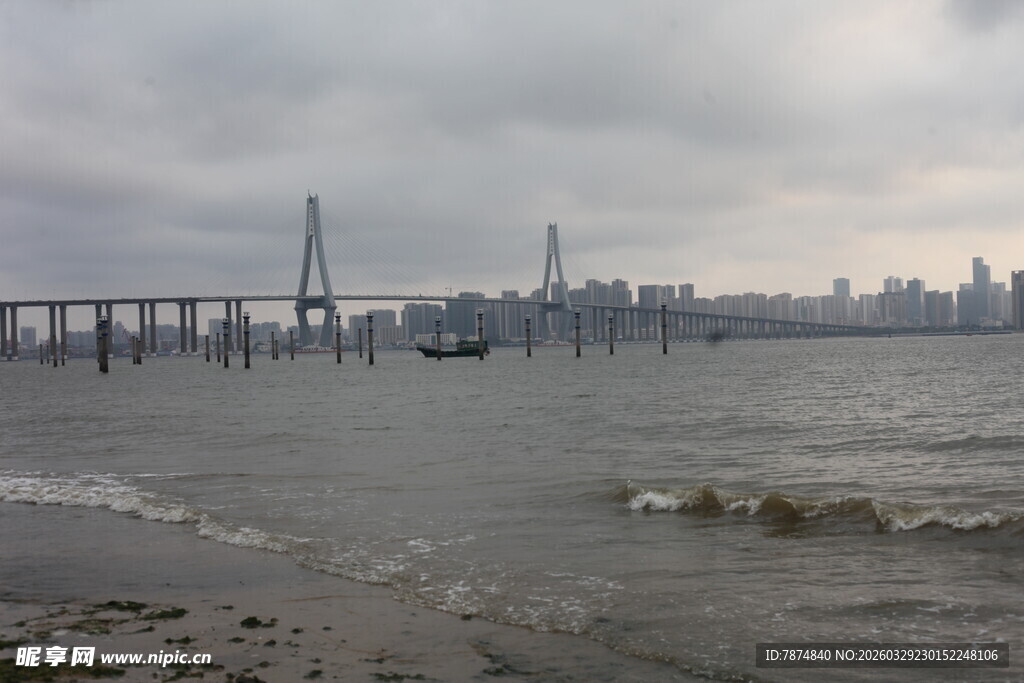 湛江海上大桥与城市天际线