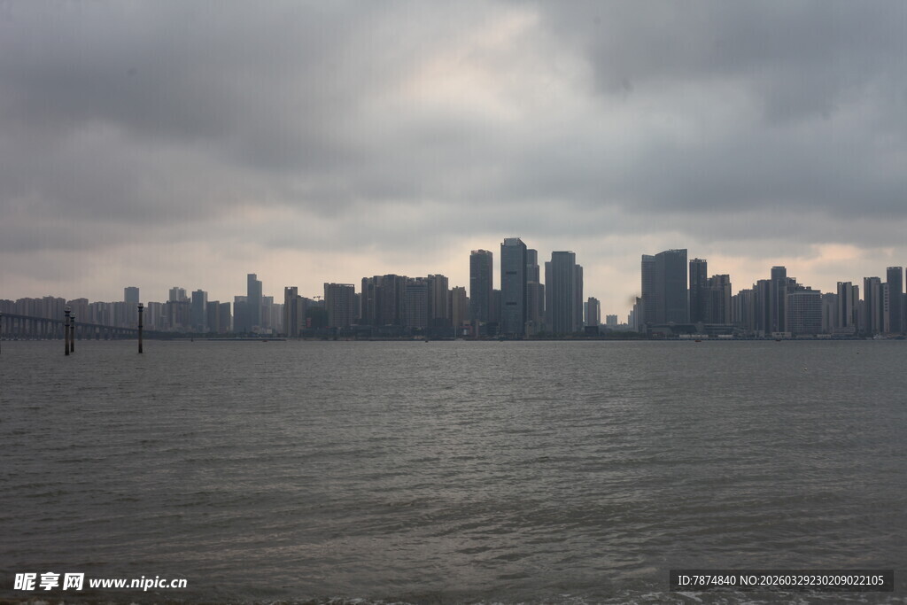 湛江城市天际线与宽阔水域景观