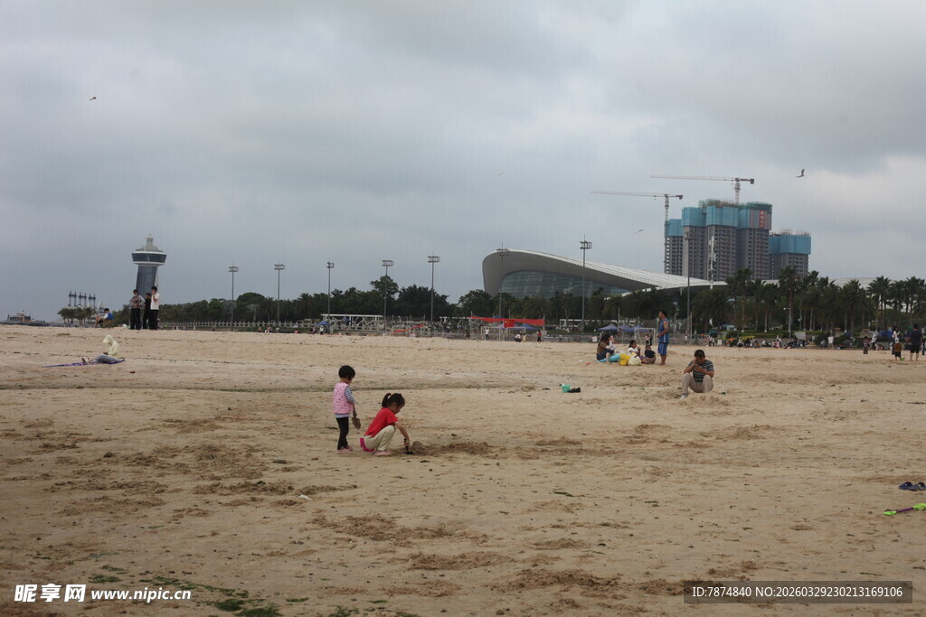 湛江沙滩上的欢乐游玩场景