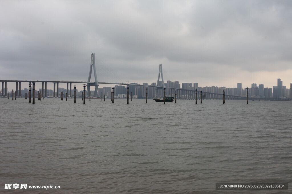 湛江海上大桥与城市天际线